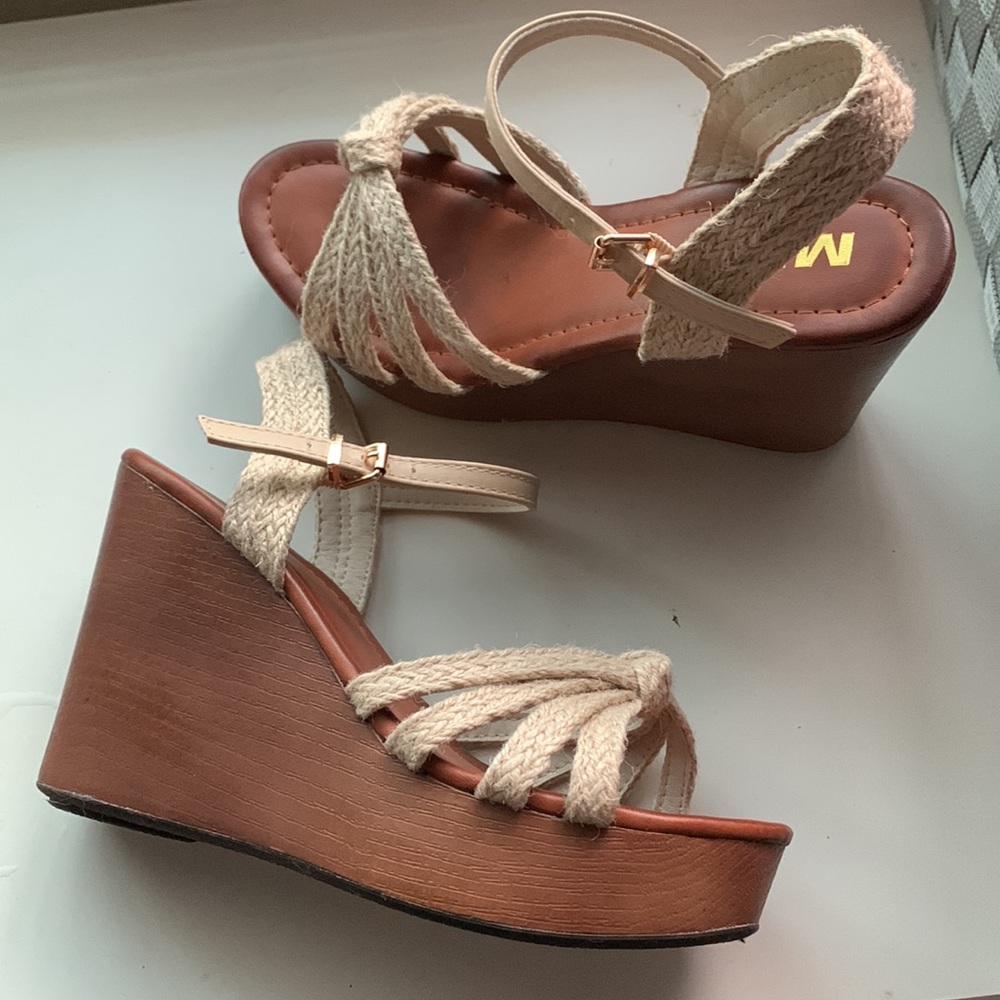 Mia Girl platform wedge heels/sandals size size 7W 🌻